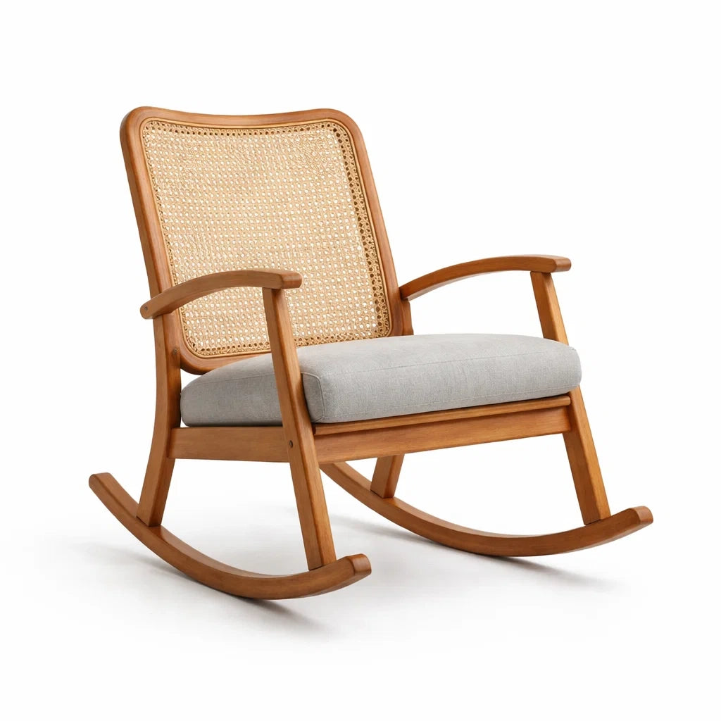 Holz-Schaukelstuhl mit Rattanrücken und grauem Kissen